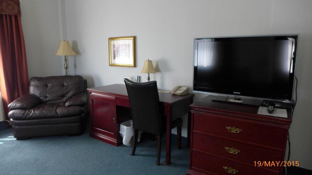 The Bridgeport Inn Fort Mcmurray Room photo