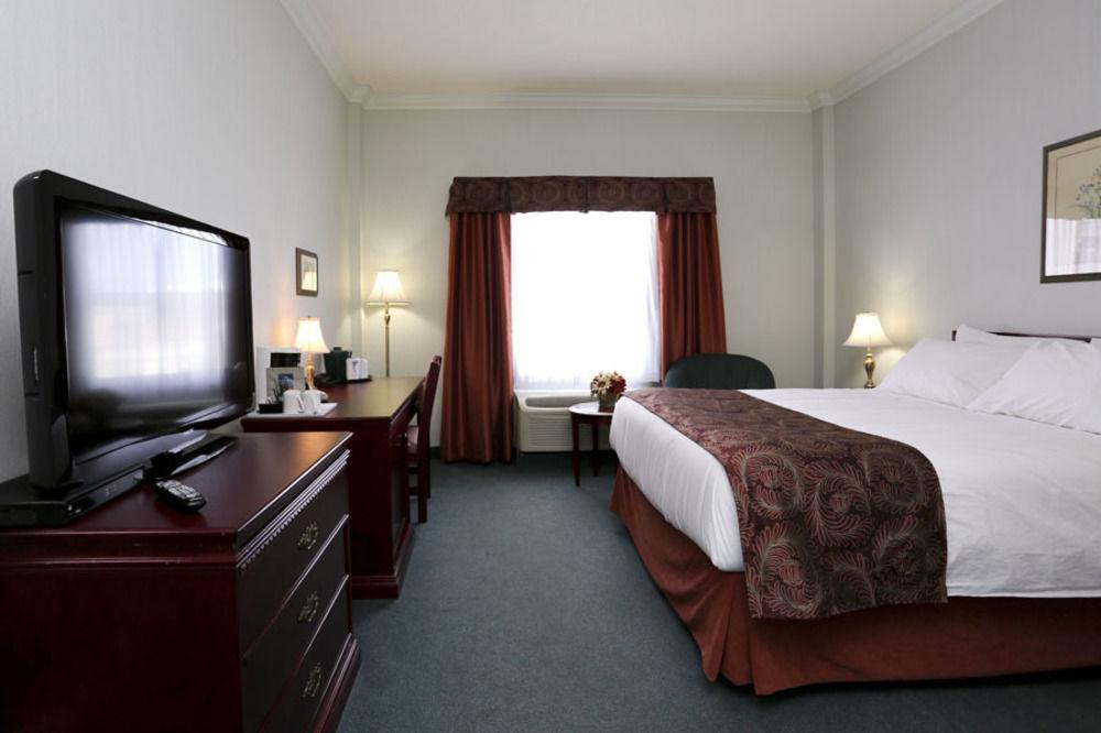 The Bridgeport Inn Fort Mcmurray Exterior photo